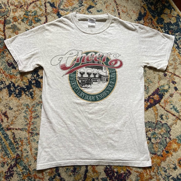 💥HOST PICK💥 🍻 📺 Vintage Cheers TV Show Herald Grey Graphic Tee 📺 🍻 - Picture 2 of 11
